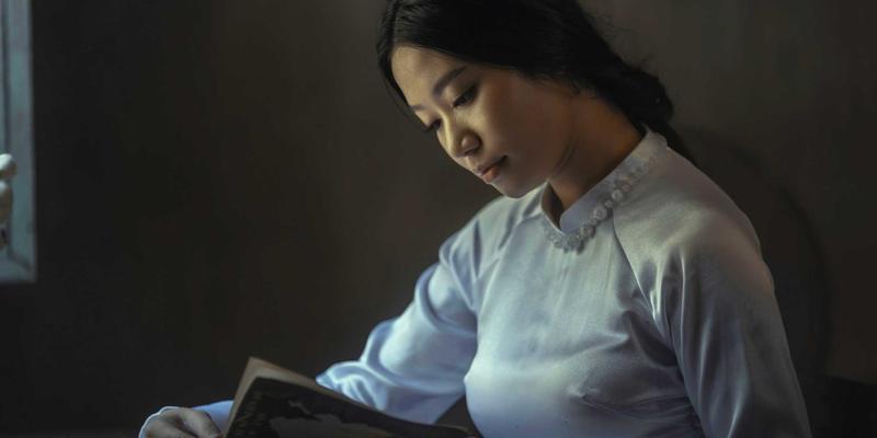 中国国家男子足球队世预赛关键战，球员庆祝进球，现场球迷激情助威
